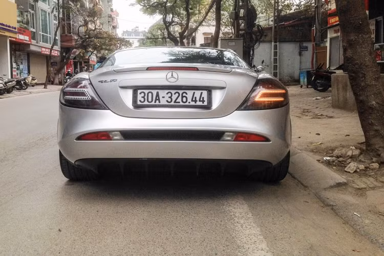 Với tên gọi SLR (tức là Sport Light Racing), mẫu xe này được các chuyên gia nghiên cứu và quyết định trang bị cấu trúc nhựa gia cố sợ carbon nhằm hướng tới cắt giảm trọng lượng của chiếc xe để nâng cao hiệu quả trong việc vận hành. Nhờ sử dụng vật liệu này, cân nặng của chiếc xe nằm ở con số 1,750kg.