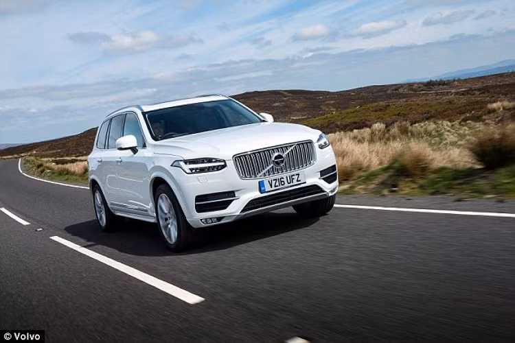 Volvo XC90. Giá từ 50.435 bảng Anh (khoảng 1,5 tỷ đồng). Điểm tin cậy: 22,6%. Nếu đã chi hơn 50.000 Bảng cho một chiếc SUV lớn, chắc chắn, bạn sẽ cảm thấy không hài lòng khi nó gặp trục trặc. Nhưng đó lại là trường hợp của xe Volvo XC90 với hơn 1/2 (53%) số chủ sở hữu xe này cho biết, xe thường xuyên bị lỗi.