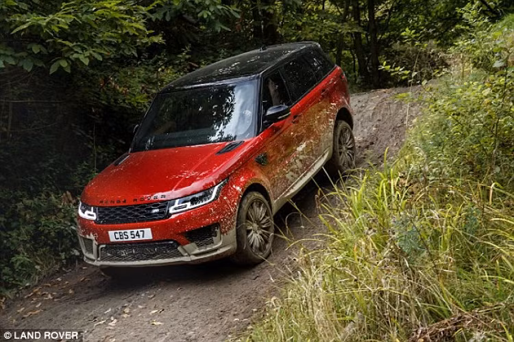 Land Rover Range Rover Sport (động cơ Diesel). Giá từ 67.500 Bảng Anh (khoảng 2,1 tỷ đồng). Điểm tin cậy: 14,5%. Nếu số tiền hơn 50.000 Bảng cho chiếc SUV lớn với điểm số tin cậy chỉ 22,6% đã là tệ thì với hơn 67.000 Bảng cho chiếc xe 4x4 với 14,5% sẽ là một kỷ lục? Đó là trường hợp của chiếc Range Rover Sport chạy dầu. 3/5 chủ sở hữu xe Range Rover Sport cho biết, xe của họ bị lỗi hộp số, hệ thống truyền động, động cơ và cả hệ thống treo ở mức độ nghiêm trọng.