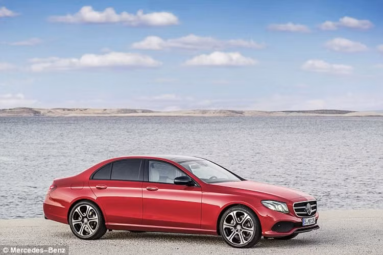 Xe Mercedes-Benz E-Class. Giá từ 36.070 Bảng Anh (khoảng 1,1 tỷ đồng). Điểm tin cậy: 46,1%. Mẫu E-Class mới là một trong những mẫu sedan cao cấp được tìm kiếm nhiều nhất trên thị trường. Với mức giá hơn 1,1 tỷ đồng, nhiều người nghĩ rằng mẫu xe này sẽ khá bền. Tuy nhiên, gần 1/4 (24%) chủ sở hữu mẫu cho biết xe của họ gặp phải nhiều lỗi trong năm đầu tiên sử dụng.