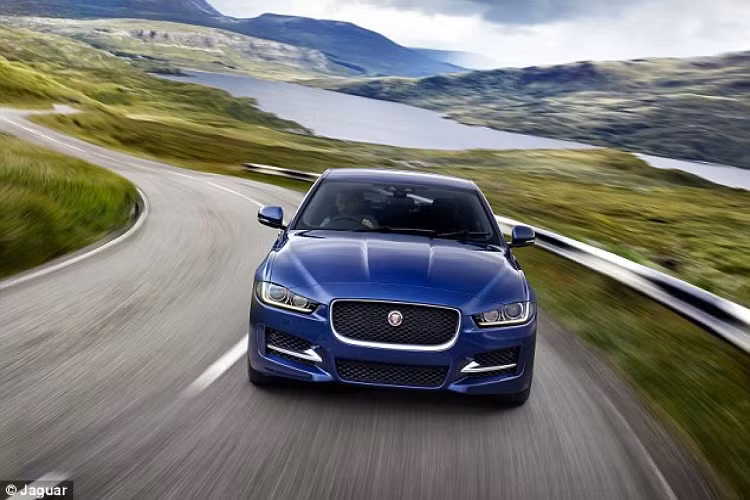 Jaguar XE (động cơ Diesel). Giá từ 31.505 bảng Anh (khoảng 960 triệu đồng). Điểm tin cậy: 36,7%. Trong khi Jaguar XE bản chạy xăng khá mạnh mẽ và ít mắc lỗi thì phiên bản dầu lại gây thất vọng. Hơn 2/5 (44%) chủ sở hữu xe này cho biết, họ gặp các lỗi ngay trong năm đầu sử dụng xe. Bao gồm lỗi hệ thống điện máy, động cơ, thân xe và hệ thống nhiên liệu,...