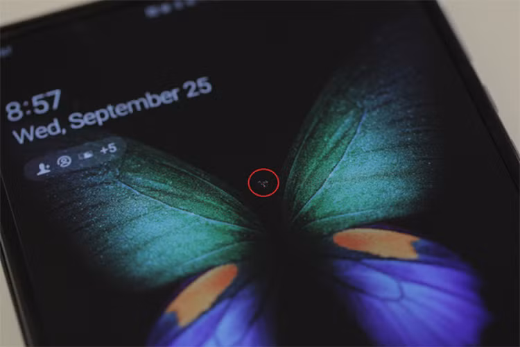 Galaxy Fold cua phong vien bi loi man hinh sau mot ngay su dung-Hinh-2