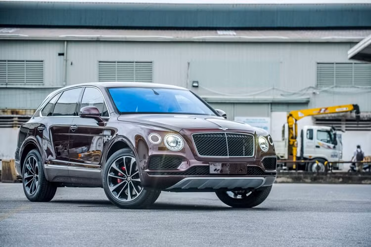 Điểm ấn tượng đầu tiên của chiếc Bentley Bentayga V8 mới nhất về Việt Nam đến từ màu sơn ngoại thất đỏ Cricket Ball được lấy cảm hứng từ màu da của quả banh bóng chày. Điều này vừa tạo nên sự ấm áp, sang trọng vừa sắc sảo và thể hiện uy quyền.