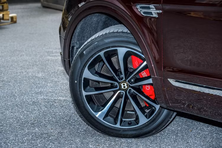 Điểm nhấn thứ hai nằm ở bộ mâm hợp kim 21 inch 5 chấu kép, sơn đen và nhấn nhá với những chi tiết được đánh bóng sang trọng bằng kim cương cùng bộ kẹp phanh màu đỏ nổi bật