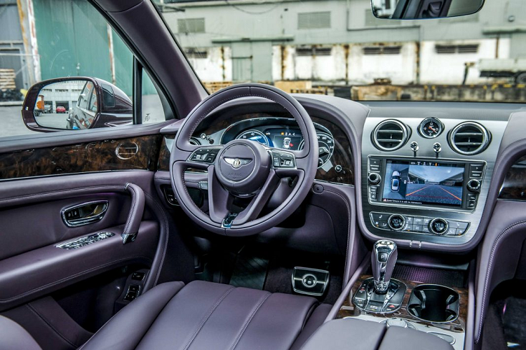 Logo trên vô lăng, cần số và màn hình chào mừng cũng là đôi cánh Bentley với đường viền màu vàng Centenary Gold, màu được dành riêng cho phiên bản 100 năm này. Chỉ những đơn đặt hàng từ trước tháng 10 năm 2019 mới được Bentley hỗ trợ thiết kế dành riêng kỷ niệm 100 năm Bentley thành lập.