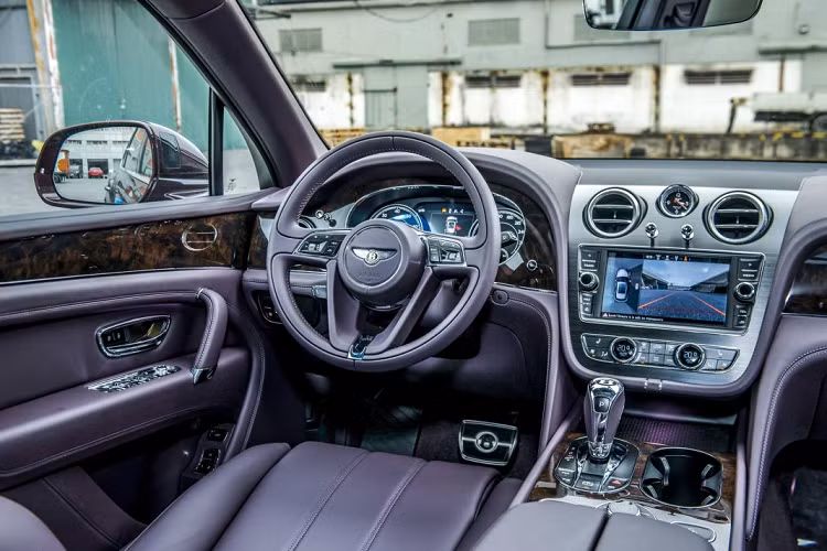 Logo trên vô lăng, cần số và màn hình chào mừng cũng là đôi cánh Bentley với đường viền màu vàng Centenary Gold, màu được dành riêng cho phiên bản 100 năm này. Chỉ những đơn đặt hàng từ trước tháng 10 năm 2019 mới được Bentley hỗ trợ thiết kế dành riêng kỷ niệm 100 năm Bentley thành lập.