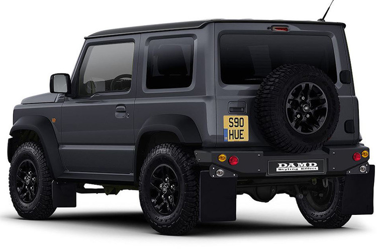 Hãng độ rất chú trọng các tiểu tiết kể cả chi tiết đèn báo rẽ, đèn phanh trên bộ cản va và chắn bùn lớn cũng mang một hình ảnh rất quen thuộc trên Defender. Chiếc Jimny sao chép Land Rover Defender không còn bậc lên xuống ở hai bên thân xe.