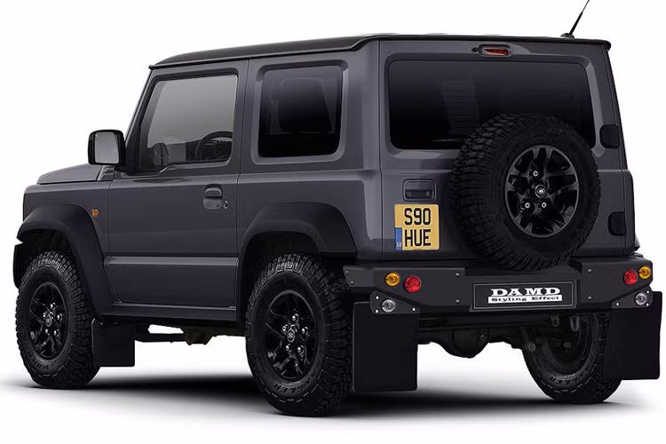 Hãng độ rất chú trọng các tiểu tiết kể cả chi tiết đèn báo rẽ, đèn phanh trên bộ cản va và chắn bùn lớn cũng mang một hình ảnh rất quen thuộc trên Defender. Chiếc Jimny sao chép Land Rover Defender không còn bậc lên xuống ở hai bên thân xe.