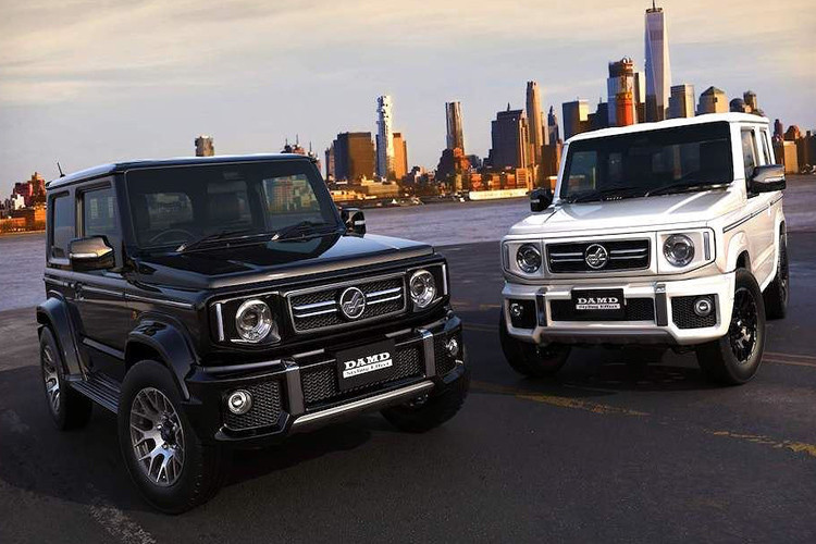 Gói độ cho mẫu xe giá rẻ Suzuki Jimny mang tên "Little D" được hãng độ Nhật Bản DAMD thực hiện. Bản độ gây thu hút với ngoại hình hầm hố với nhiều chi tiết "nhái" phong cách SUV địa hình huyền thoại Land Rover Defender.