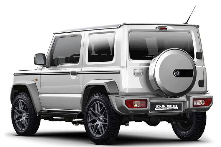 Gói Little G của DAMD có khá nhiều điểm khác biệt. Không chỉ trang bị cho Jimny bộ bodykit với thiết kế như G-Class, DAMD còn thay thế cả lưới tản nhiệt cùng đèn định vị LED, bộ mâm nhiều nan, các nẹp chạy dọc thân xe và ốp bánh dự phòng được "nhái" gần như y hệt chiếc AMG G63 thật.