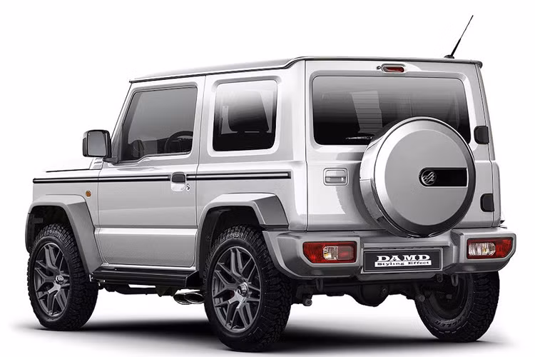 Gói Little G của DAMD có khá nhiều điểm khác biệt. Không chỉ trang bị cho Jimny bộ bodykit với thiết kế như G-Class, DAMD còn thay thế cả lưới tản nhiệt cùng đèn định vị LED, bộ mâm nhiều nan, các nẹp chạy dọc thân xe và ốp bánh dự phòng được "nhái" gần như y hệt chiếc AMG G63 thật.