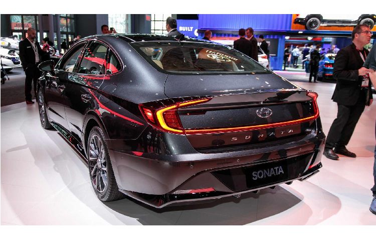 Ngoài đột phá về thiết kế, Sonata cũng sở hữu nhiều công nghệ hàng đầu phân khúc D như: hệ thống khóa kỹ thuật số dựa trên điện thoại thông minh, thông qua ứng dụng điện thoại thông minh, các chủ xe có thể dùng nó để mở khóa và khởi động xe, nhiều chức năng được hỗ trợ tương tự như chìa khóa kỹ thuật số ‘’Digital Key’’ của BMW.