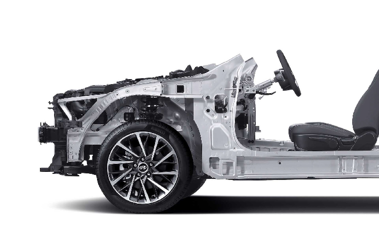 So với thế hệ thứ 7 trước đó khá nhạt nhòa, Sonata thế hệ thứ 8 hoàn toàn mới đã hoàn toàn “lột xác” với thiết kế táo bạo hơn theo phong cách sedan coupe 4 cửa. Ngoài ra, nó cũng đã gây được cảm xúc mạnh mẽ tương tự như thế hệ thứ 6 ra đời vào năm 2009 vốn nhận được rất nhiều sự khen ngợi từ giới chuyên môn.