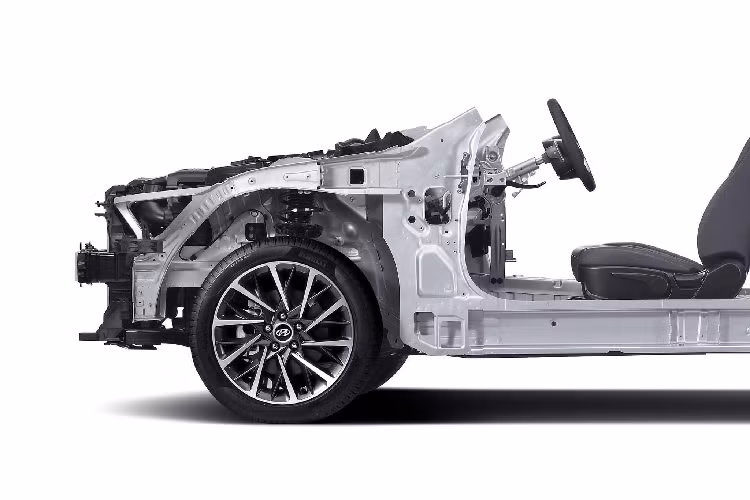 So với thế hệ thứ 7 trước đó khá nhạt nhòa, Sonata thế hệ thứ 8 hoàn toàn mới đã hoàn toàn “lột xác” với thiết kế táo bạo hơn theo phong cách sedan coupe 4 cửa. Ngoài ra, nó cũng đã gây được cảm xúc mạnh mẽ tương tự như thế hệ thứ 6 ra đời vào năm 2009 vốn nhận được rất nhiều sự khen ngợi từ giới chuyên môn.