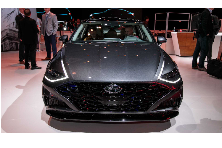 Giá xe Hyundai Sonata 2020 sẽ từ 24.330 USD (tương đương khoảng 564 triệu đồng) tại thị trường Bắc Mỹ cho phiên bản SE tiêu chuẩn, trong khi đó phiên bản hàng đầu Limited có giá lên tới 34.230 USD (tương đương khoảng 752 triệu đồng) ngang bằng với Toyota Camry. 