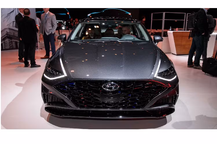 Giá xe Hyundai Sonata 2020 sẽ từ 24.330 USD (tương đương khoảng 564 triệu đồng) tại thị trường Bắc Mỹ cho phiên bản SE tiêu chuẩn, trong khi đó phiên bản hàng đầu Limited có giá lên tới 34.230 USD (tương đương khoảng 752 triệu đồng) ngang bằng với Toyota Camry. 