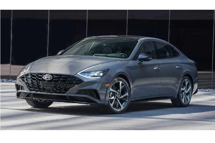 Ở phiên bản Hyundai Sonata Sonata SEL Plus xe sử dụng động cơ 4 xy-lanh thẳng hàng dung tích 1.6L tăng áp cho công suất tối đa 180 mã lực. Tùy chọn có sẵn bao gồm gói Tech Package trị giá 2.750 USD bao gồm cửa sổ trời toàn cảnh, đèn LED chiếu sáng nội thất, màn hình cảm ứng trung tâm kích thước 10,25 inch, và 12 loa Bose. Chưa hết, gói này còn đi kèm với gói hỗ trợ lái trên đường cao tốc.