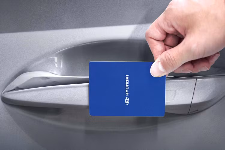 Ngoài ra, Sonata còn bao gồm các tính năng an toàn bổ sung bao gồm: cảm biến đỗ xe phía trước và phía sau, màn hình quan sát xung quanh, hỗ trợ đỗ xe từ xa, màn hình quan sát điểm mù và tránh va chạm đỗ xe phía sau.