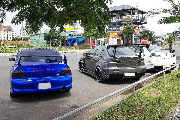 Gồm 2 chiếc Evo X và 1 chiếc Evo VIII duy nhất tại Việt Nam hiện nay, bộ 3 sedan thể thao này đều có phần hệ động lực đã được nâng cấp bởi các chuyên gia tại Thái Lan, Mỹ và Đài Loan. Trong đó chiếc Evo VIII mạnh gần 400 mã lực, Evo X màu trắng được độ lên hơn 400 mã lực và Evo X màu xám mạnh tới khoảng 600 mã lực.