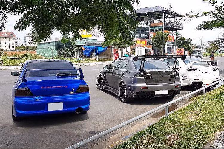 Gồm 2 chiếc Evo X và 1 chiếc Evo VIII duy nhất tại Việt Nam hiện nay, bộ 3 sedan thể thao này đều có phần hệ động lực đã được nâng cấp bởi các chuyên gia tại Thái Lan, Mỹ và Đài Loan. Trong đó chiếc Evo VIII mạnh gần 400 mã lực, Evo X màu trắng được độ lên hơn 400 mã lực và Evo X màu xám mạnh tới khoảng 600 mã lực.