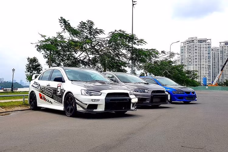 Tại Việt Nam, dù cũng được cộng đồng chơi xe biết tới nhưng Lancer Evo lại có số lượng rất ít. Gần như mọi chiếc Lancer Evo tại Việt Nam đều thuộc thế hệ thứ 10 (Evo X), chỉ có duy nhất một chiếc xe thuộc đời 8 (Evo VIII). Giống như đối thủ Subaru WRX STI, đây là dòng xe rất kén người chơi tại Việt Nam do có giá nhập nguyên chiếc khá đắt, trong khi sở hữu nội thất chỉ tương đương với các dòng xe hạng C khác.