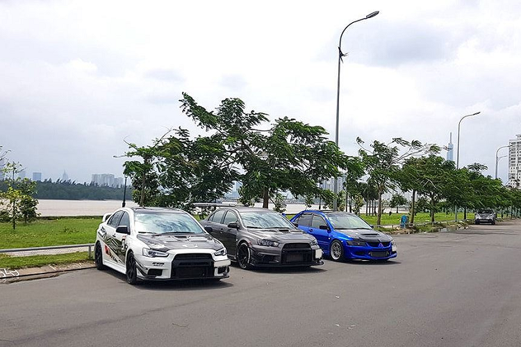 Đối với dân độ, Lancer Evolution nổi tiếng bởi khả năng nâng cấp cao về mọi mặt, phù hợp cho nhiều phong cách độ và đua xe khác nhau. Trong lịch sử, những chiếc xe thể thao Mitsubishi Lancer Evolution đã trải qua tổng cộng 10 thế hệ - mỗi đời xe đều có tên gọi đánh số La Mã.