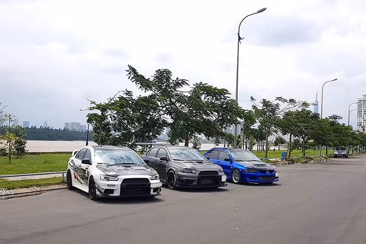 Đối với dân độ, Lancer Evolution nổi tiếng bởi khả năng nâng cấp cao về mọi mặt, phù hợp cho nhiều phong cách độ và đua xe khác nhau. Trong lịch sử, những chiếc xe thể thao Mitsubishi Lancer Evolution đã trải qua tổng cộng 10 thế hệ - mỗi đời xe đều có tên gọi đánh số La Mã.