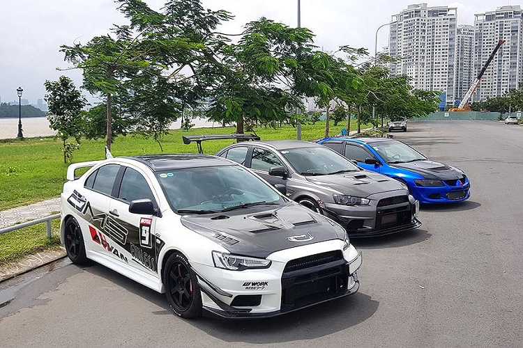 Sự nổi tiếng của Lancer Evolution trên toàn cầu có được là nhờ vào những thành công trên đường đua rally Thế giới WRC, khi nó cạnh tranh gay gắt với đối thủ "truyền kiếp" đồng hương Subaru Impreza WRX STI. Ngoài ra Lancer Evolution còn ghi đậm dấu ấn khi xuất hiện trong nhiều bộ phim hành động tốc độ như Thunderbolt, 2 Fast 2 Furious, The Fast &amp; The Furious: Tokyo Drift...