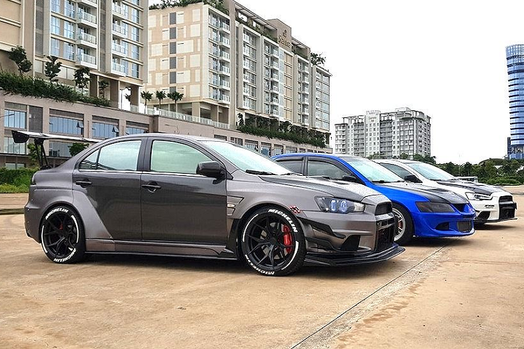 Không chỉ có công suất động cơ mạnh nhất, chiếc Evo X màu xám cũng là bản độ "khủng" nhất về ngoại hình và nội thất, lấy cảm hứng từ xe đua tại các giải tính giờ (time attack). Bên trong cabin, ngoài ghế thể thao như chiếc Evo X còn lại, nó còn có hàng ghế sau bị loại bỏ và thay bằng khung thép chống lật (half cage).