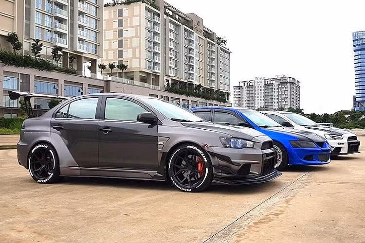 Không chỉ có công suất động cơ mạnh nhất, chiếc Evo X màu xám cũng là bản độ "khủng" nhất về ngoại hình và nội thất, lấy cảm hứng từ xe đua tại các giải tính giờ (time attack). Bên trong cabin, ngoài ghế thể thao như chiếc Evo X còn lại, nó còn có hàng ghế sau bị loại bỏ và thay bằng khung thép chống lật (half cage).