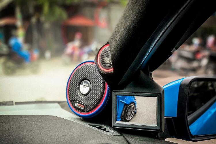 Ngoài ra, chiếc xe còn được trang bị dàn âm thanh công suất cao từ 2 thương hiệu Helix và German Maestro, kết hợp với đầu phát Pionneer.