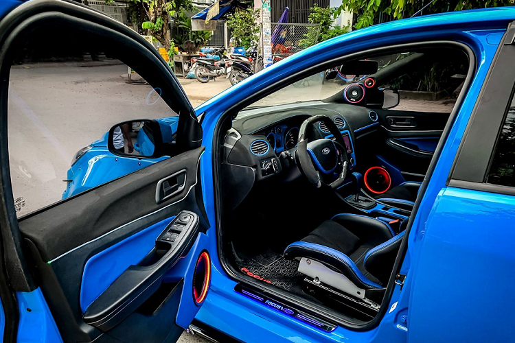 Phần đuôi xe giữ lại thiết kế đặc trưng của Ford Focus đời 2010 với kiểu dáng hatchback độc đáo, đèn hậu vẫn là kiểu dọc hai bên xe và đặt trên cao như nguyên bản.