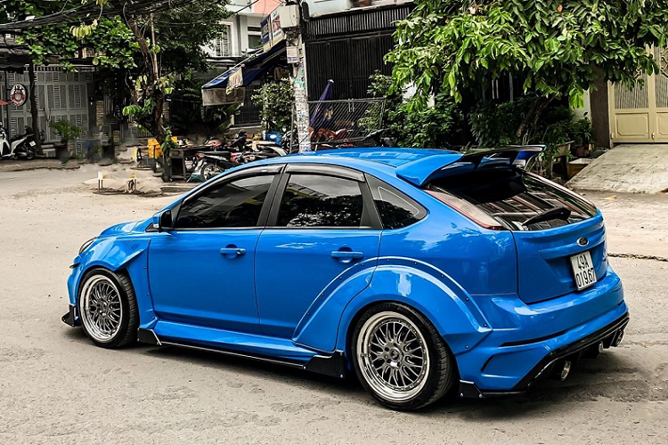 Diện mạo bên ngoài xe còn thay đổi mạnh mẽ hơn nhờ bộ bodykit thân rộng giúp bề ngang xe được cơi nới. Bốn hốc bánh ốp thêm các miếng trang trí tạo thêm độ rộng cho xe, cùng với đó là bộ mâm Lenso và lốp Michelin cũng được hiệu chỉnh để phù hợp với diện mạo mới.