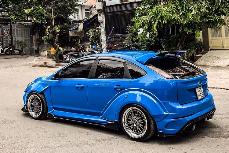 Diện mạo bên ngoài xe còn thay đổi mạnh mẽ hơn nhờ bộ bodykit thân rộng giúp bề ngang xe được cơi nới. Bốn hốc bánh ốp thêm các miếng trang trí tạo thêm độ rộng cho xe, cùng với đó là bộ mâm Lenso và lốp Michelin cũng được hiệu chỉnh để phù hợp với diện mạo mới.