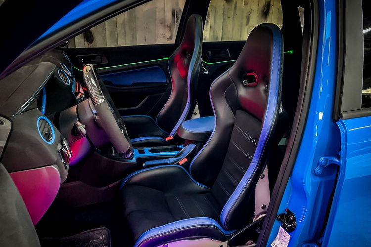 Có thể thấy rõ bộ loa này qua thiết kế cột A và trên các cánh cửa, cốp xe phía sau. Cuối cùng là hệ thống đèn viền trang trí cũng như đèn trần theo kiểu “bầu trời sao” như trên xe Rolls-Royce.