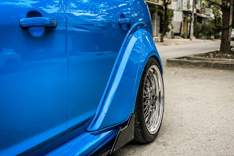 Bên dưới là bộ cản sau thể thao đi kèm 2 ống xả lớn được đặt hai bên. Cuối cùng là bộ cánh gió cỡ lớn trên nóc xe hoàn thiện cho thiết kế đậm chất thể thao của chiếc xe cũ.