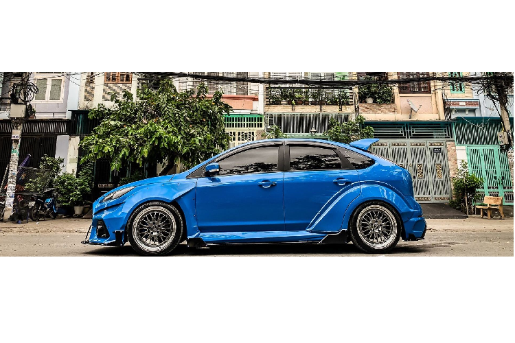 Không rõ toàn bộ chi phí để độ xe Ford Focus đời cũ này là bao nhiêu, nhưng chắc chắc số tiền mà chủ xe phải bỏ ra để “chơi” theo phong cách của mình lên đến hàng trăm triệu đồng.