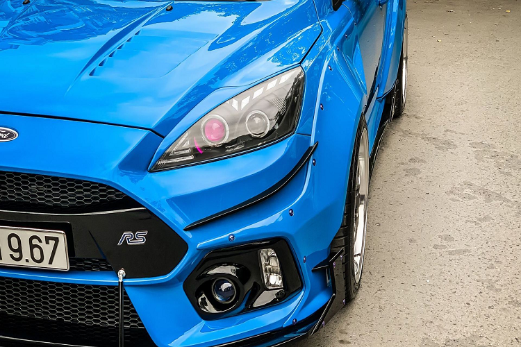 Không chỉ có phần ngoại hình được độ lại gần như toàn bộ, phía bên trong nội thất cũng được chủ nhân can thiệp rất nhiều theo ý thích cá nhân. Nhiều chi tiết được bọc da Alcantara như táp lô, táp pi cửa, vô lăng kết hợp với màu xanh dương theo gam màu của ngoại thất tạo nên phong cách thể thao cho khoang cabin.