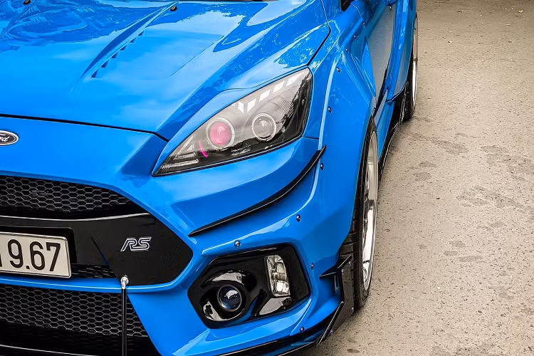 Không chỉ có phần ngoại hình được độ lại gần như toàn bộ, phía bên trong nội thất cũng được chủ nhân can thiệp rất nhiều theo ý thích cá nhân. Nhiều chi tiết được bọc da Alcantara như táp lô, táp pi cửa, vô lăng kết hợp với màu xanh dương theo gam màu của ngoại thất tạo nên phong cách thể thao cho khoang cabin.