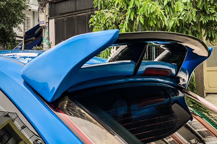 Hai ghế phía trước được chủ nhân thay thế sang loại ghế ghể thao ôm sát người ngồi, thường thấy trên các dòng xe thiên về sức mạnh. Cụm vô lăng cũng được chế biến lại với 2 cạnh trên và dưới được dát bằng, ốp bằng chất liệu carbon bắt mắt.