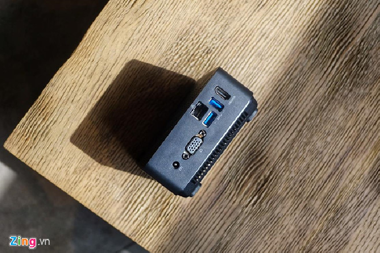 Tuy nhỏ gọn, dòng CUBI có tương đối đầy đủ các cổng kết nối sử dụng trong văn phòng, từ USB type C, HDMI cho đến VGA, cổng LAN. Dòng CUBI cũng dùng chip Intel thế hệ thứ 7, phù hợp với cả những nơi dùng Window 7 và các phần mềm cũ. 