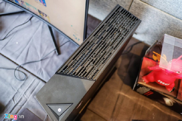 Hệ thống tản nhiệt được đồng bộ tương đối tốt, bên trên là các khe tản nhiệt có thiết kế hiện đại, đơn giản.