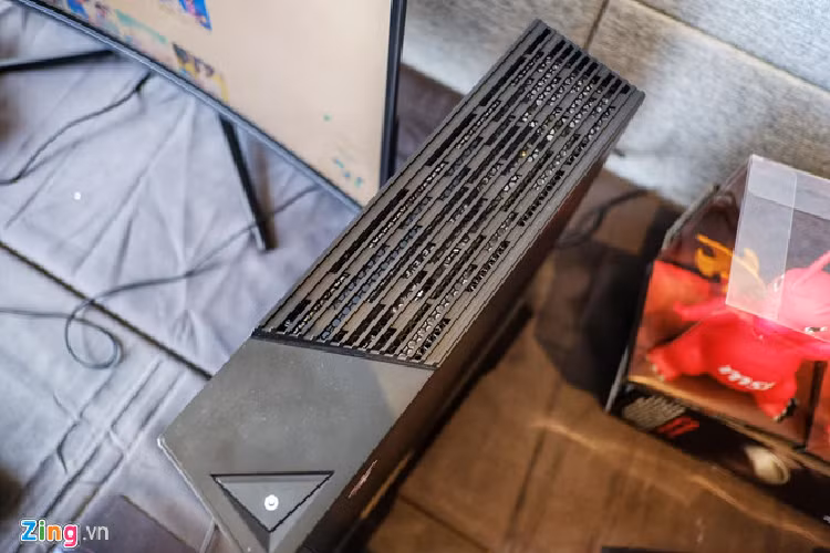 Hệ thống tản nhiệt được đồng bộ tương đối tốt, bên trên là các khe tản nhiệt có thiết kế hiện đại, đơn giản.