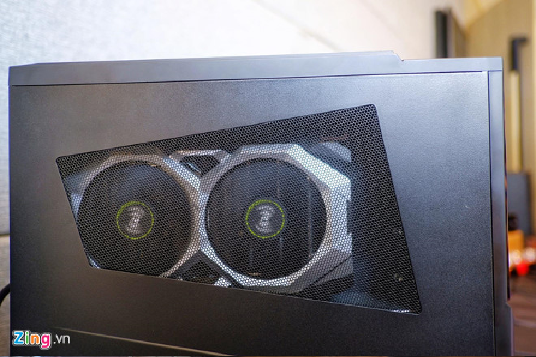 Các thanh VGA được gắn dọc, giảm thiểu tình trạng cong vênh khe cắm và tiết kiệm không gian hơn so với các mẫu PC gắn VGA ngang.