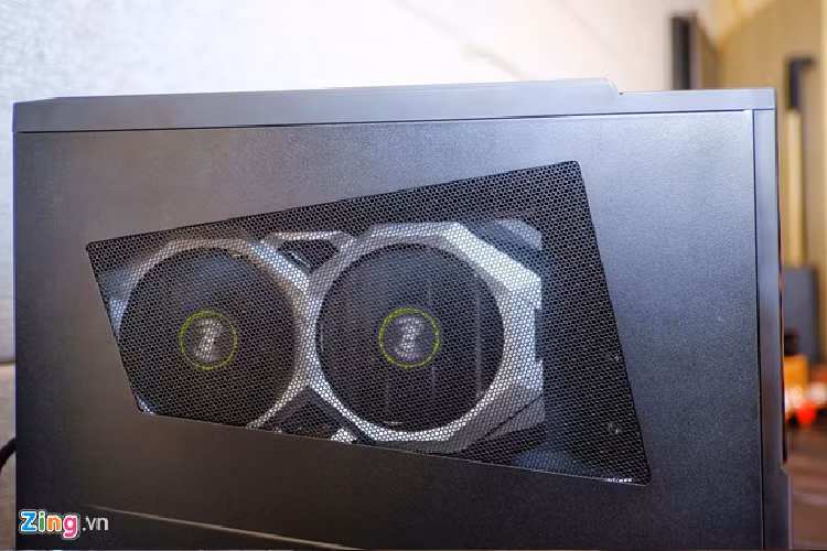 Các thanh VGA được gắn dọc, giảm thiểu tình trạng cong vênh khe cắm và tiết kiệm không gian hơn so với các mẫu PC gắn VGA ngang.