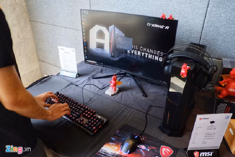 Dòng Trident của MSI cạnh tranh cả với những mẫu console đang phổ biến trên thị trường. Ngoài nhỏ gọn, tiện dụng và đồng bộ hóa như console, nó còn thừa hưởng những ưu điểm từ PC như trải nghiệm kho game trên Steam, cấu hình phù hợp với cả những game khủng. 