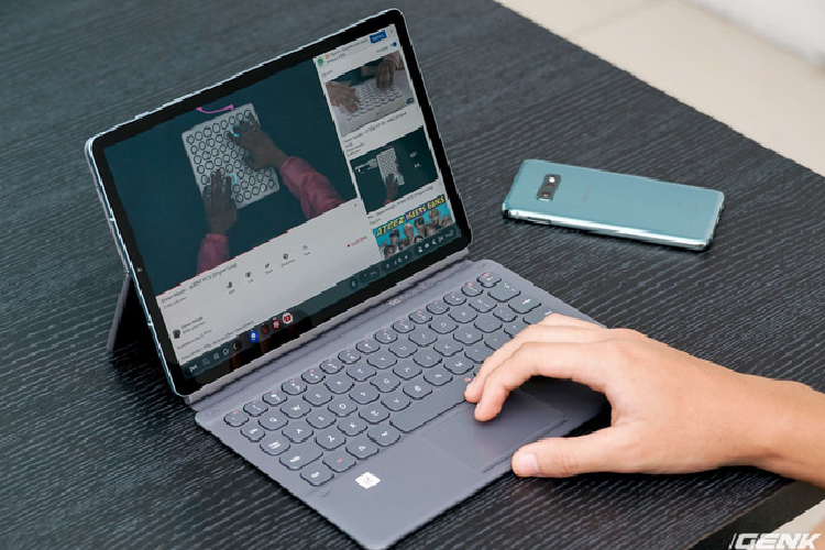 Bàn phím năm nay đã có thêm trackpad, dùng được cả ở chế độ thường lẫn DeX.