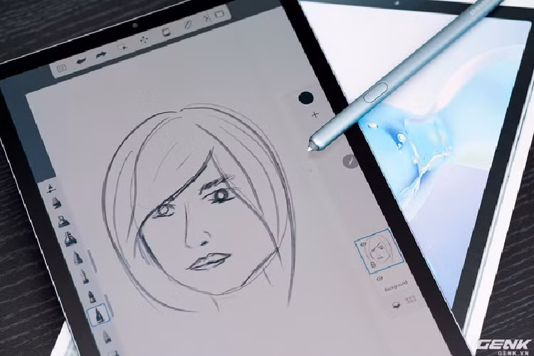 Bút SPen vẫn hỗ trợ nhận diện lực ấn, cộng thêm các tính năng điều khiển bằng Bluetooth.