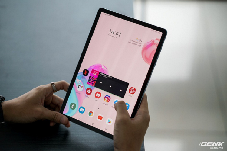 Galaxy Tab S6 mỏng, nhẹ và nhỏ gọn hơn một chút so với thế hệ trước.