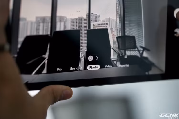 Camera cũng được nâng cấp nhẹ với ống kính góc siêu rộng 12mm.